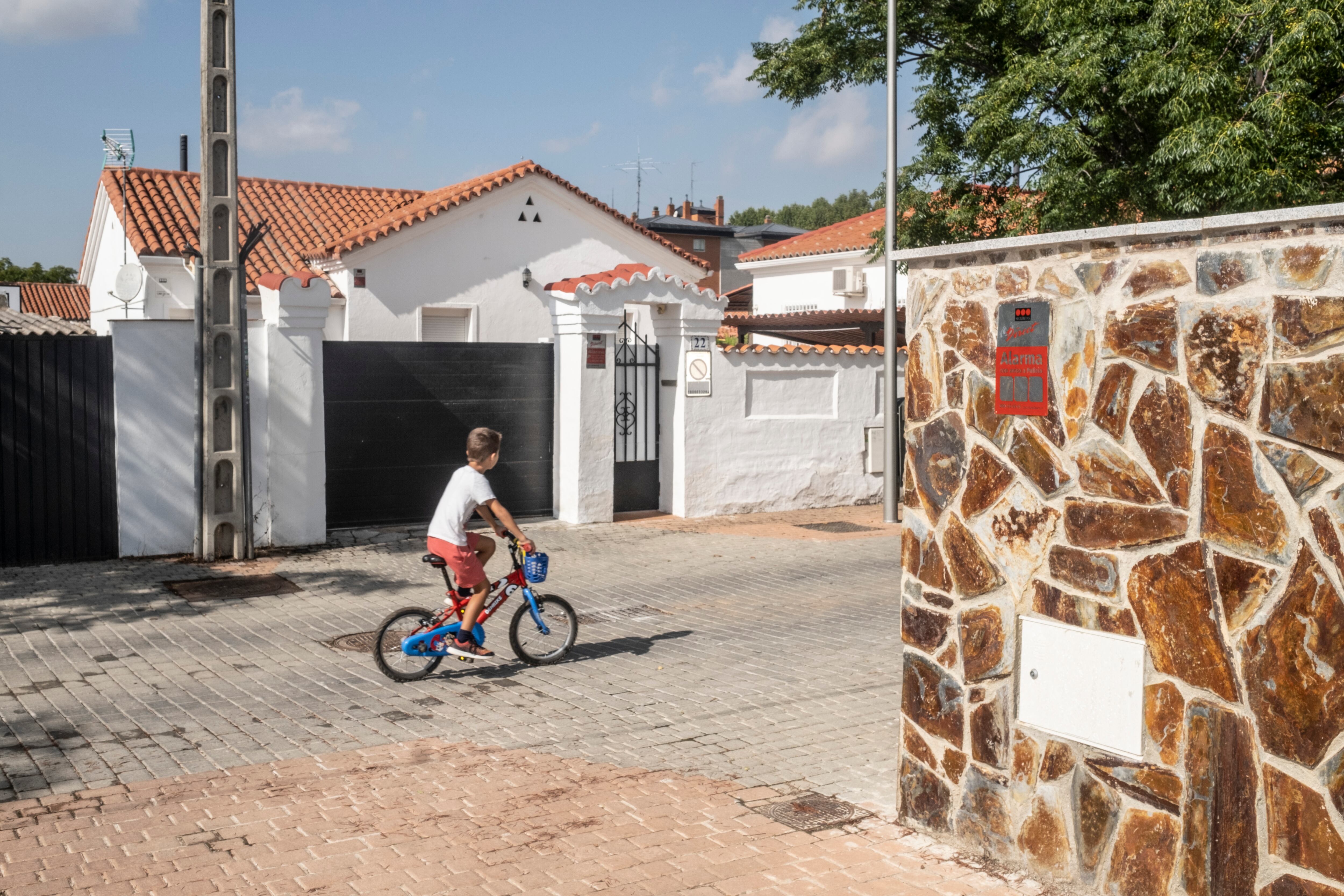 Un niño monta en bicicleta en la colonia Cuatro Vientos.