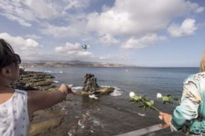 Familiares de las víctimas del vuelo de Spanair lanzan flores al mar este jueves en Gran Canaria.