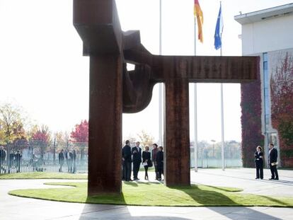 Varias autoridades frente a la escultura 'Berlín', de Eduardo Chillida, en el acto que se ha celebrado hoy