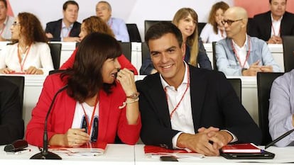 Pedro S&aacute;nchez con Micaela Navarro, en el Comit&eacute; Federal del PSOE del s&aacute;bado. 