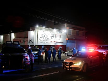 Policías y forenses afuera del bar El Estadio, escenario de una matanza este domingo, en Apaseo El Grande (Guanajuato).