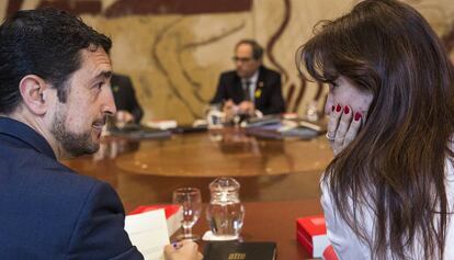 El consejero Damià Calvet (izq) conversa con la consejera Laura Borràs (der) antes de la reunión semanal del Govern