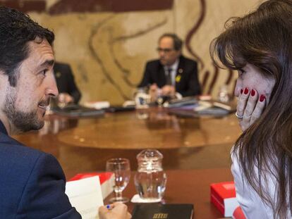 El consejero Damià Calvet (izq) conversa con la consejera Laura Borràs (der) antes de la reunión semanal del Govern