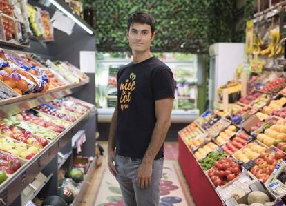 Gabriel Ramas, cofundador de Nice to Eat You, en la frutería Kiss Fruit, una de los establecimientos que colaboran con su iniciativa.