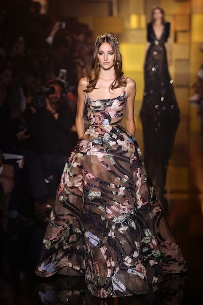 Vestidos ligeros y estampados florales han sido otra de las constantes en el desfile de alta costura de Elie Saab, que ha hecho desfilas a las modelos con elegantes diademas con aplicaciones en oro.