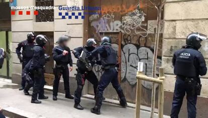 Agentes accediendo a uno de los locales