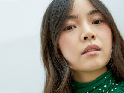 La actriz Xinyi Ye lleva top verde de RABANNE H&M.