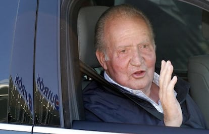 King Juan Carlos waves on his exit from the Hospital Universitario Quir&oacute;n de Madrid on Monday.