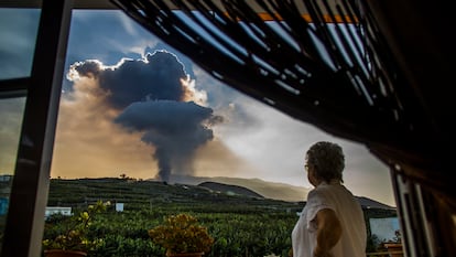 Una mujer contempla la columna de humo durante la erupción del volcán de La Palma, este jueves.