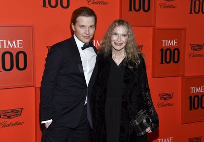 Ronan Farrow y su madre Mia Farrow.