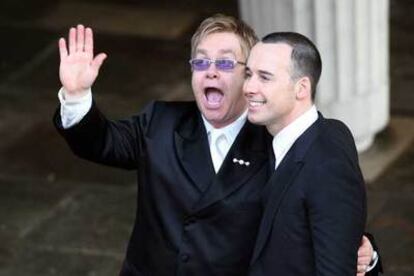 Elton John (izquierda) y David Furnish, tras la boda en el Ayuntamiento de Windsor.