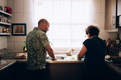una pareja en la cocina de su casa. Derechos de la mujer