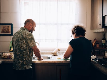 Una pareja chilena en la cocina de su casa.