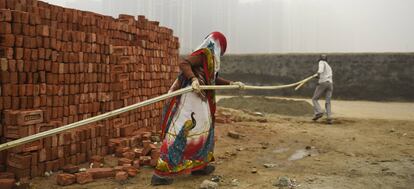 Trabajadores en Greater Noida (India).