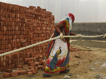 Trabajadores en Greater Noida (India).