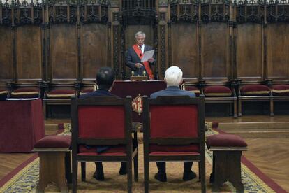 El alcalde de Barcelona Joan Clos oficia el primer matrimonio homosexual en el Ayuntamiento de la ciudad. 26 de agosto de 2005.