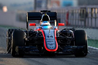 Fernando Alonso en su McLaren durante un test en Montmeló, el 20 de febrero de 2015.