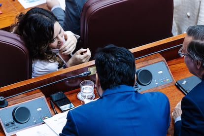 La presidenta de la Comunidad de Madrid, Isabel Díaz Ayuso, habla con el portavoz del Partido Popular en la Asamblea de Madrid, Carlos Díaz-Pache, durante una sesión plenaria en la Asamblea de Madrid, a 14 de marzo de 2024, en Madrid (España).