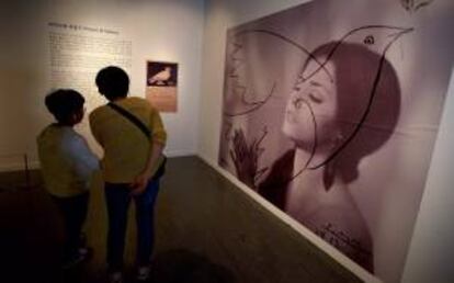 Visitantes observan en Seúl la muestra "Picasso de Málaga, Picasso Absoluto", una exposición que celebra al pintor como artista total y como malagüeño universal. EFE