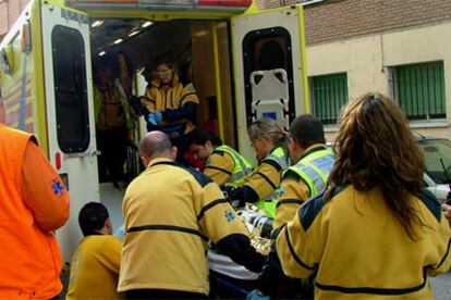 Facultativos del Samur-Protección Civil introducen en una UVI móvil al hombre tiroteado en Madrid.