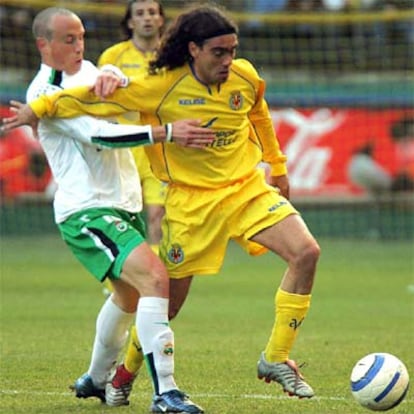 Sorín se hace con el balón en pugna con Torrado.