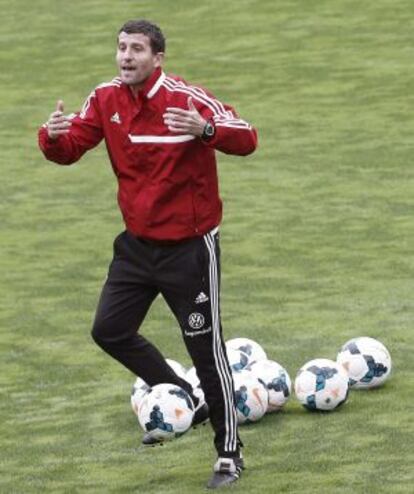 Javi Gracia, durante un entrenamiento con Osasuna