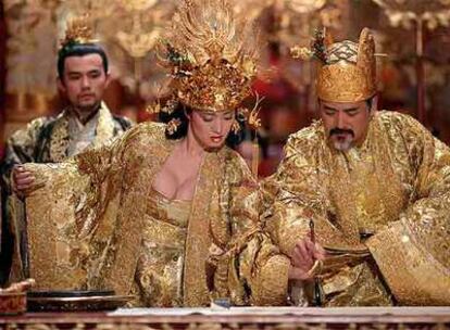 De izquierda a derecha, Jay Chow, Gong Li y Chow Yun Fat, en una imagen de <i>La maldición de la flor de oro. </i>