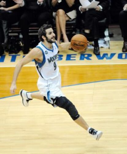 Ricky Rubio entra a canasta durante el partido ante los Cavaliers