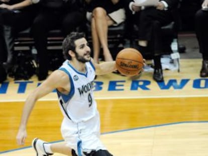 Ricky Rubio entra a canasta durante el partido ante los Cavaliers