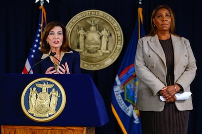 Kathy Hochul y Letitia James aen conferencia de prensa sobre el caso Cornell University, el 2 de octubre.