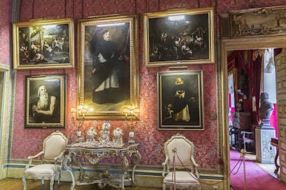 Detalle de una pared del salón Español, en el Palacio de Lira. Los salones, adecuados hace cinco décadas por la anterior duquesa de Alba, Cayetana Fitz-James Stuart, son instalaciones que buscan ubicar la gloria de la familia en la historia de la monarquía española.