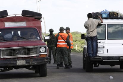 Miembros de la Guardia Nacional venezolana vigilan una carretera cerca de la frontera con Colombia.