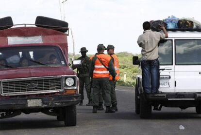 Miembros de la Guardia Nacional venezolana vigilan una carretera cerca de la frontera con Colombia.