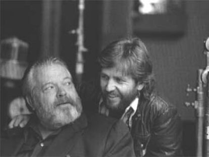 Orson Welles y Gary Graver en un <i>set</i> de rodaje.