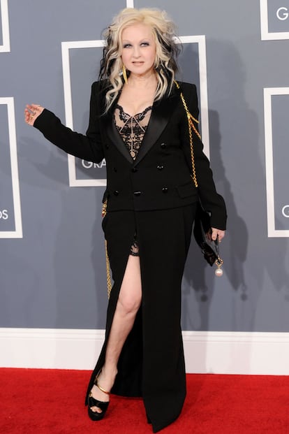 Cyndi Lauper, fiel a sí misma y a sus peinados imposibles que complementan su vestido de Jean Paul Gaultier.