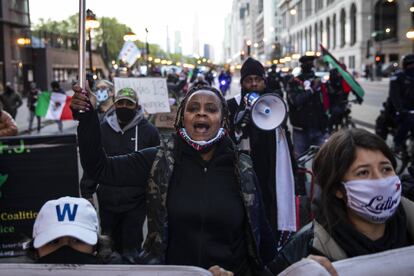 Docenas de manifestantes marchan por Michigan Avenue después de que la ciudad de Chicago publicara videos de Adam Toledo, de 13 años, siendo asesinado a tiros por un oficial de policía de Chicago.