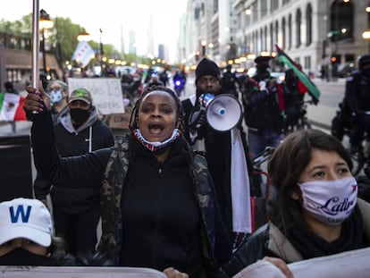 Docenas de manifestantes marchan por Michigan Avenue después de que la ciudad de Chicago publicara videos de Adam Toledo, de 13 años, siendo asesinado a tiros por un oficial de policía de Chicago.