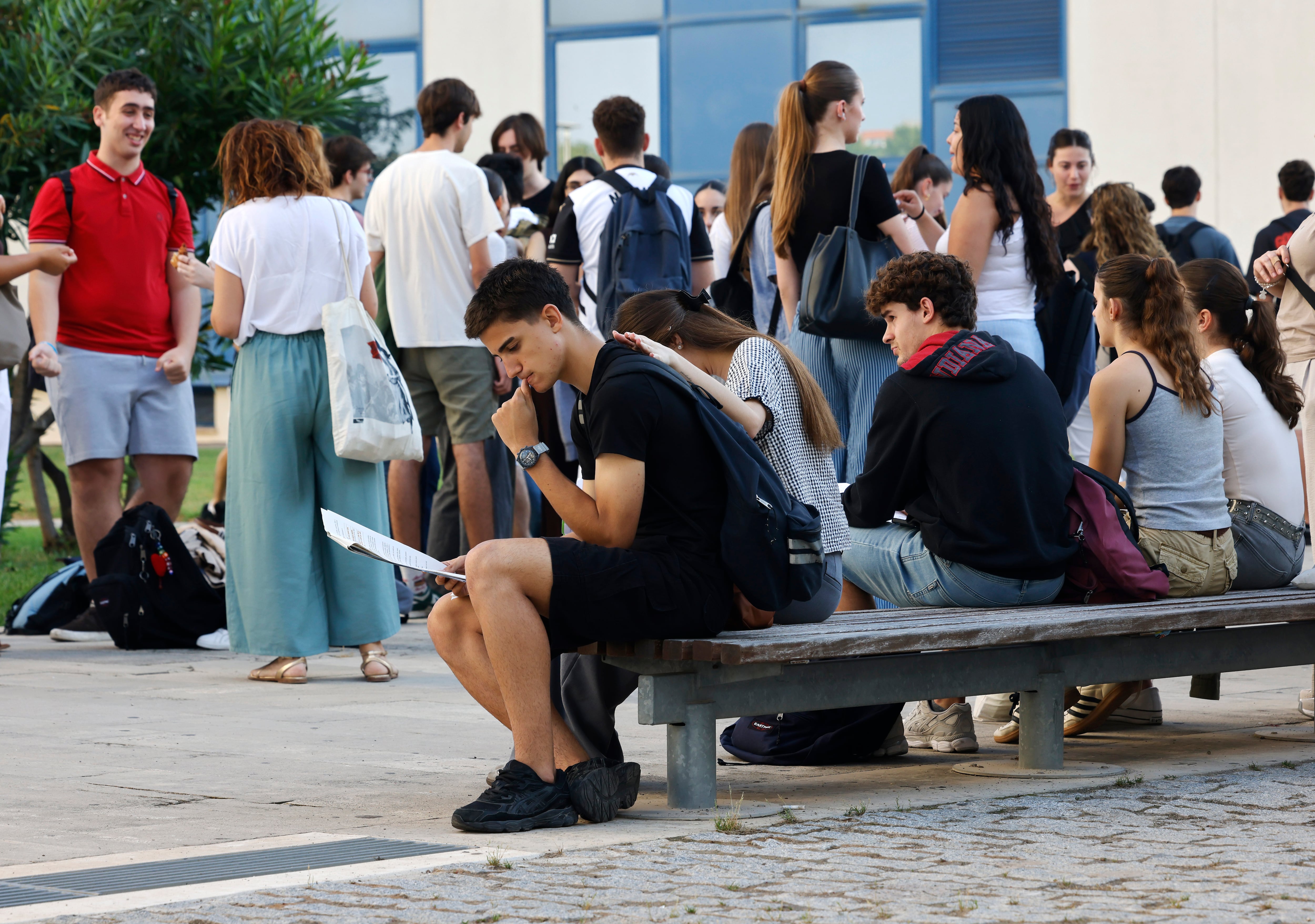 Alumnos unos momentos antes de la prueba de Selectividad en la Universidad de Valencia. 