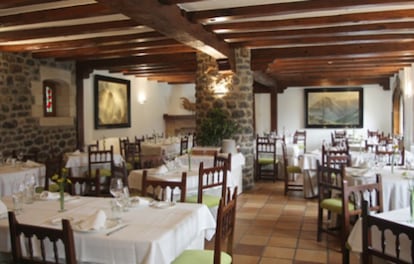 Del Oso (Cosgaya, Cantabria). El restaurante del hotel Del Oso ofrece una gastronomía de mercado y platos tradicionales de Cantabria. Ha obtenido su fama gracias al cocido lebaniego elaborado a base de garbanzos, acompañados de berza, carne de cerdo, ternera y relleno. Precio: menú, 20 euros. Tel. 942 733 018. www. hoteldeloso.es.