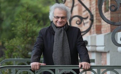 Amin Maalouf, este martes frente a la sede de Casa Árabe, en Madrid.