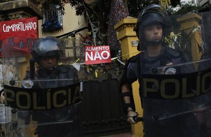 Policiais fizeram um cordão dos dois lados da manifestação que desceu a Avenida Consolação em direção à Prefeitura da cidade.