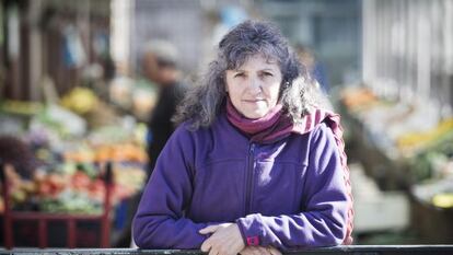 Lidia Senra, en la plaza de abastos de Santiago el pasado viernes.