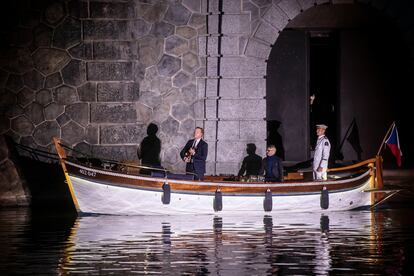 El violinista Daniel Hope interpreta una pieza de Max Richter en un escenario flotante en el río Moldava, en Praga en septiembre de 2020.