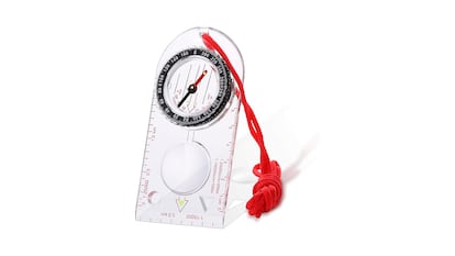 Brújula sobre fondo blanco.