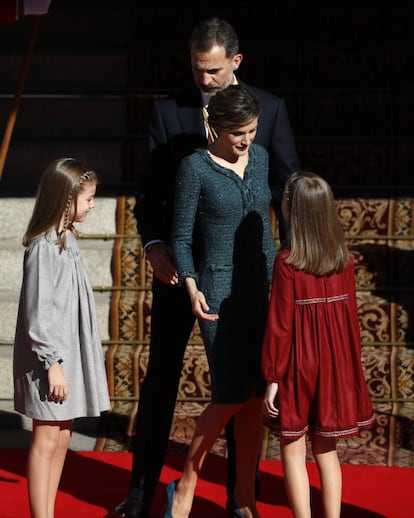 Los Reyes y sus hijas en las escalinatas del Congreso antes de la apertura de la XII Legislatura. 