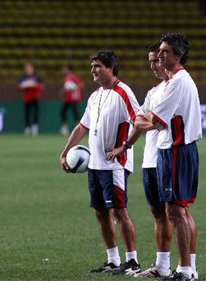 Juande Ramos mira el entrenamiento de su equipo