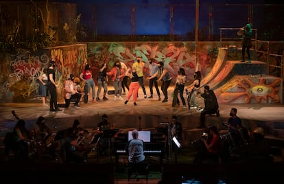 Los 17 actores y la pequeña orquesta de cámara de la producción.