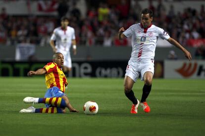 Feghouli intenta robarle el balón a Fernando Navarro durante el partido entre Sevilla y Valencia de la ida de las semifinales de la Liga Europa.