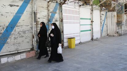 Dos mujeres caminan por una calle de Qom (Irán), en una foto de archivo.