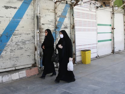 Dos mujeres caminan por una calle de Qom (Irán), en una foto de archivo.